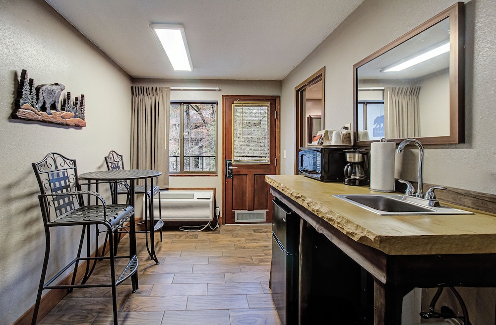 Honeymoon Suite - Photo 5