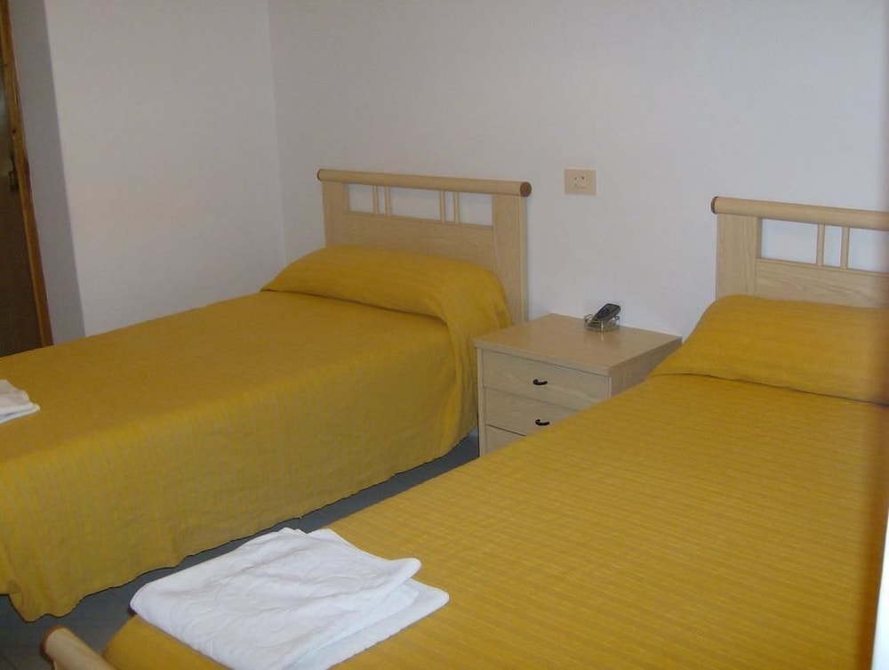 Twin Room - Photo 4