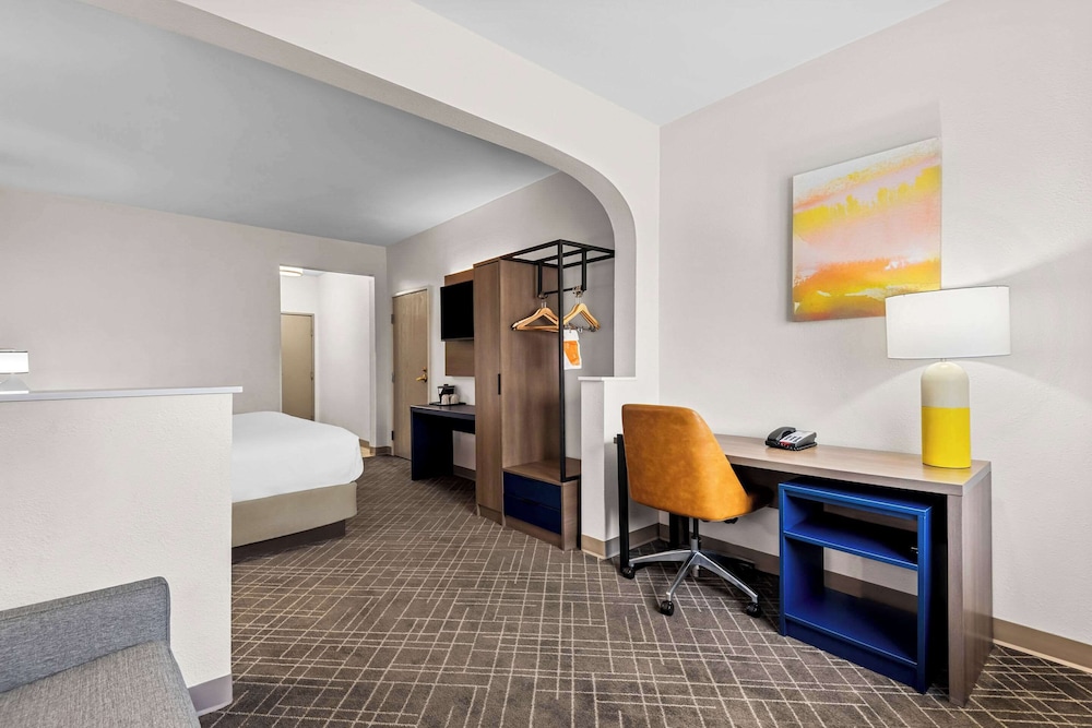Suite, 1 King Bed with Sofa bed, Accessible, Non Smoking - Photo 8