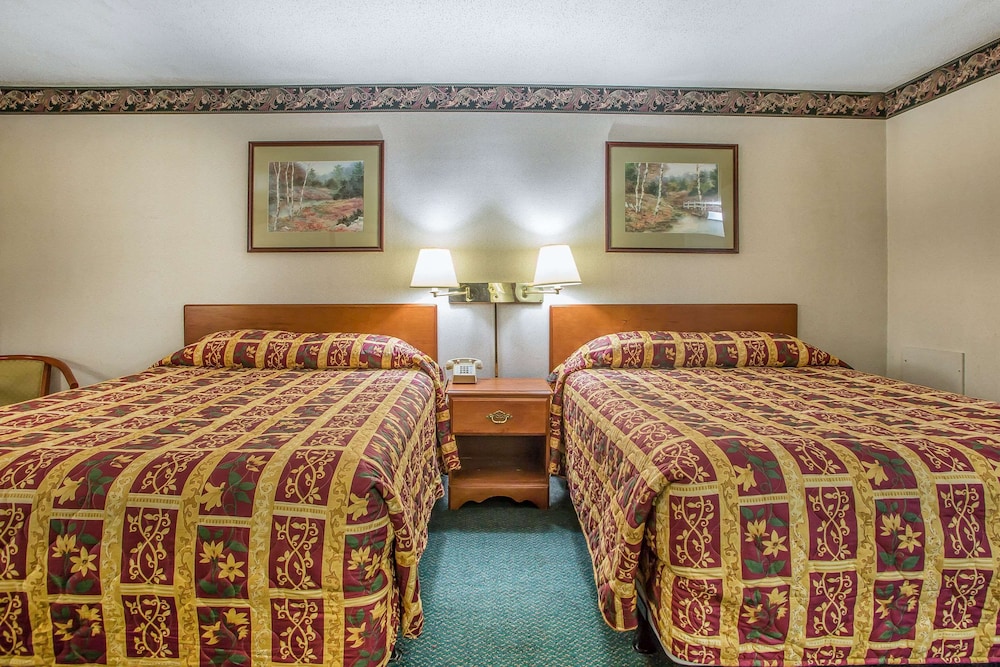 Standard Room, 2 Queen Beds, Smoking - Photo 2