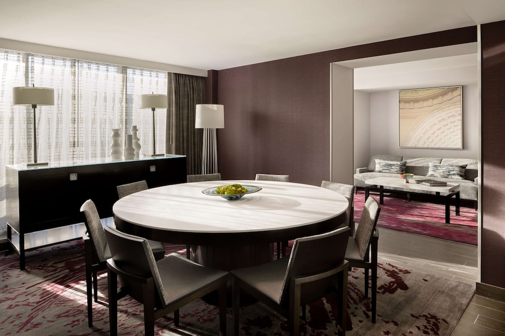 1 King 1 Bedroom Presidential Suite River View thumbnail 5