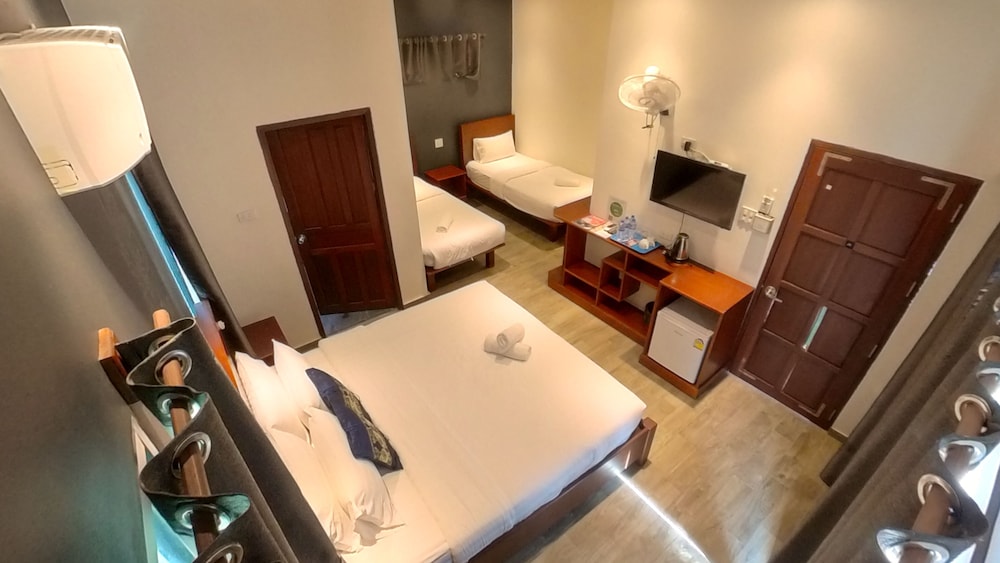 Family Quadruple Room - Photo 10
