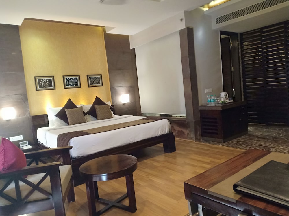 Suite, 1 King Bed, Non Smoking photo 3