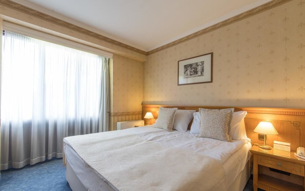 Standard Double or Twin Room - Photo 8