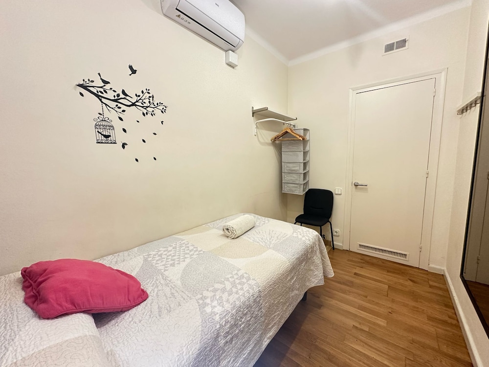 Single Room, Shared Bathroom photo 3