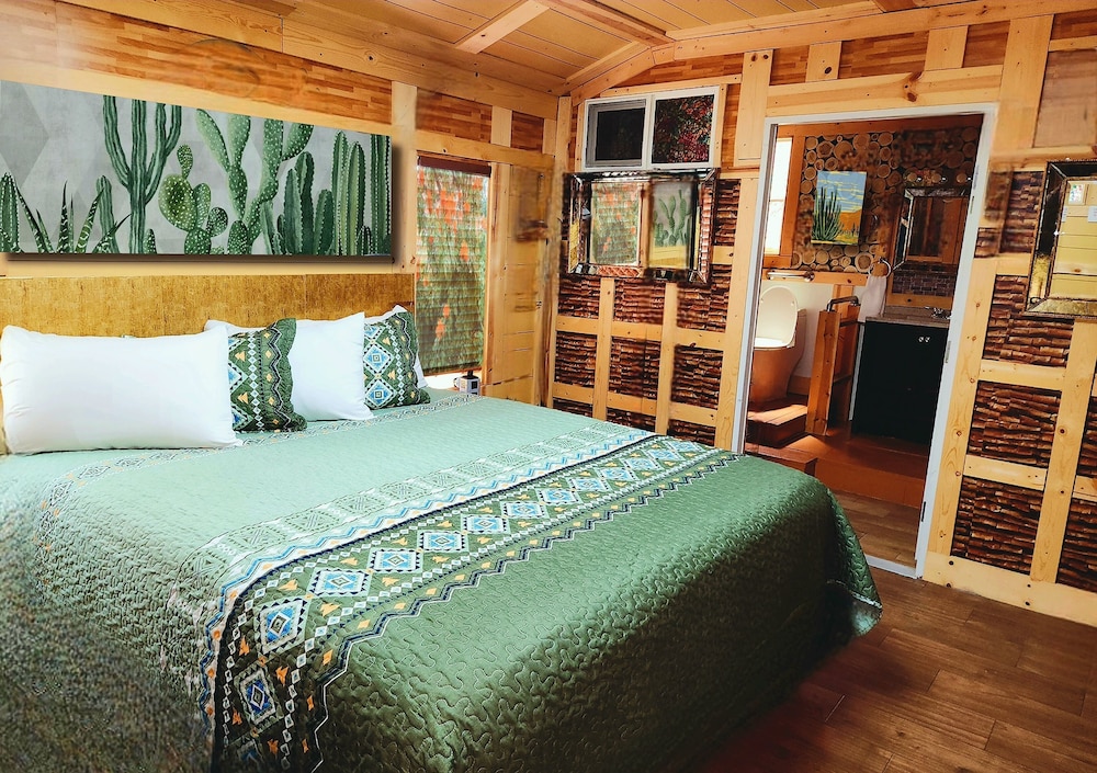 Luxury Cabin, 1 King Bed, Patio photo 2