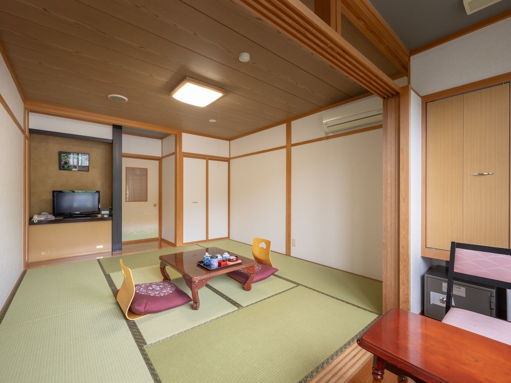 [Non-smoking] Japanese-style room with 8 tatami mats (Toilet/No bathroom)