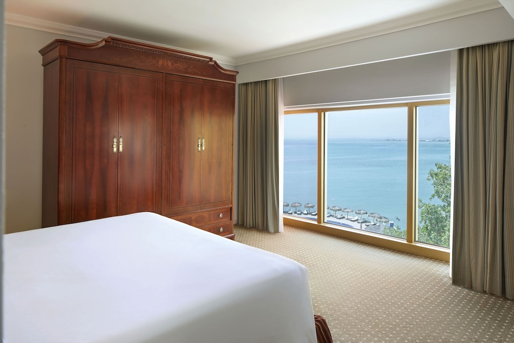 Room, 1 King Bed, Sea View (Patio King, Club Lounge Access) photo 3