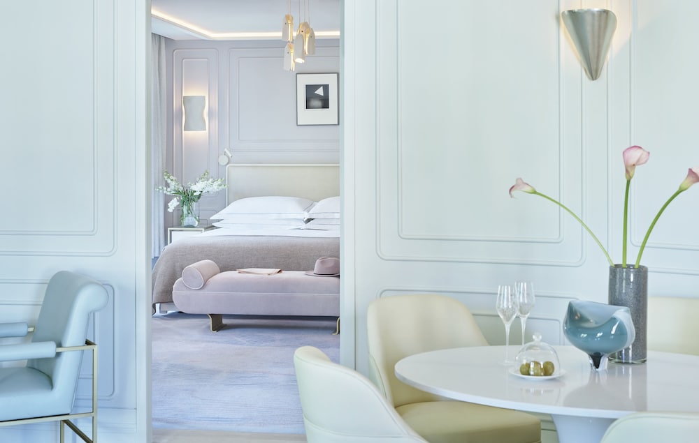 Suite, Corner (Aldwych)