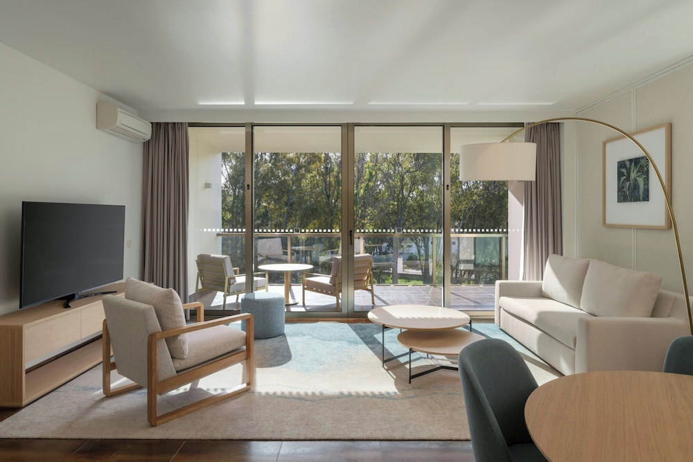 Suite, 2 Bedrooms, Balcony - Photo 1