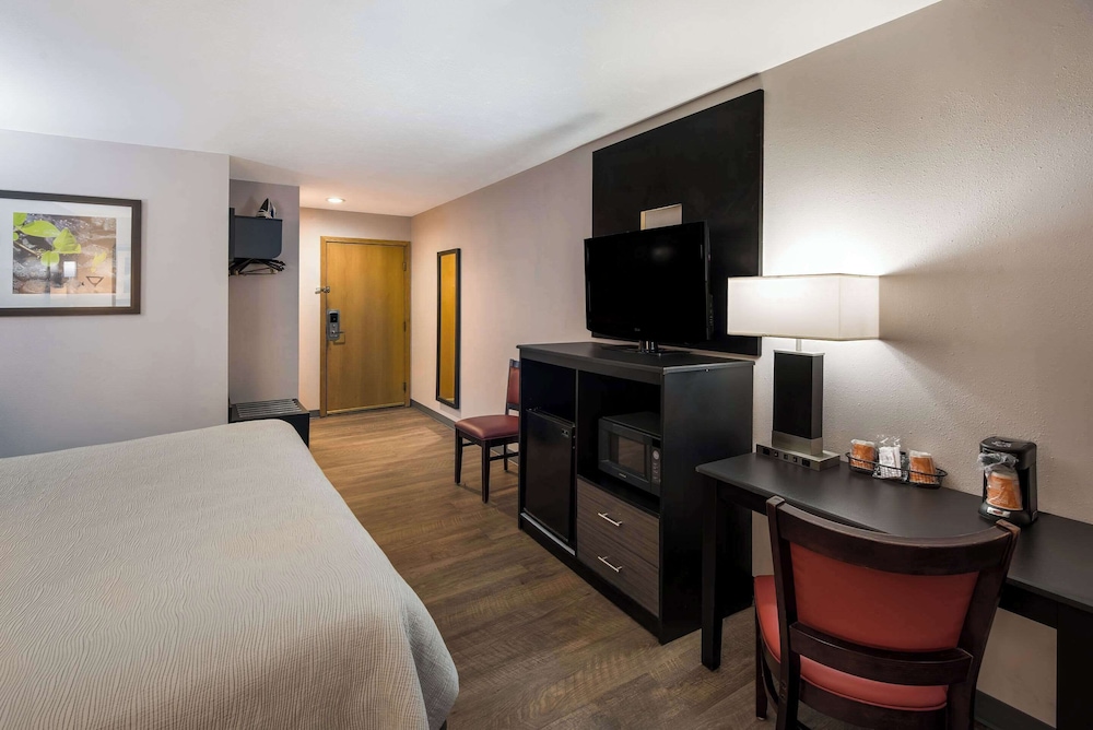 Standard Room, 1 King Bed, Non Smoking - Photo 3