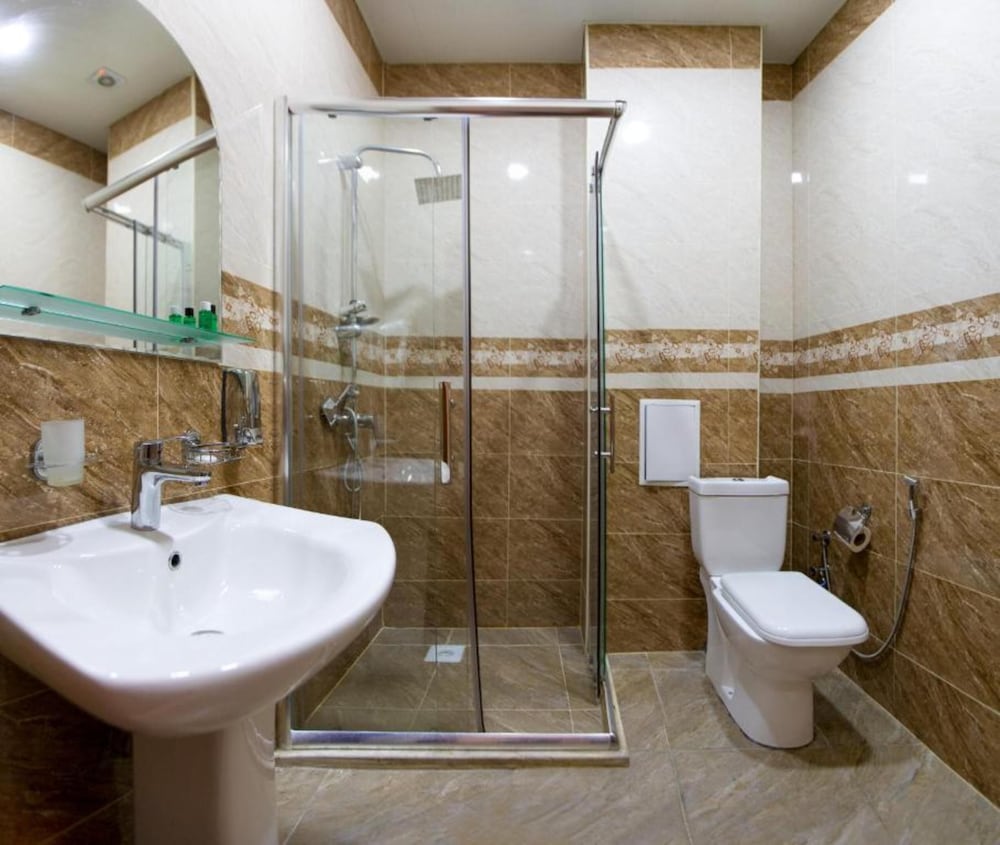 Elite Quadruple Room - Photo 8