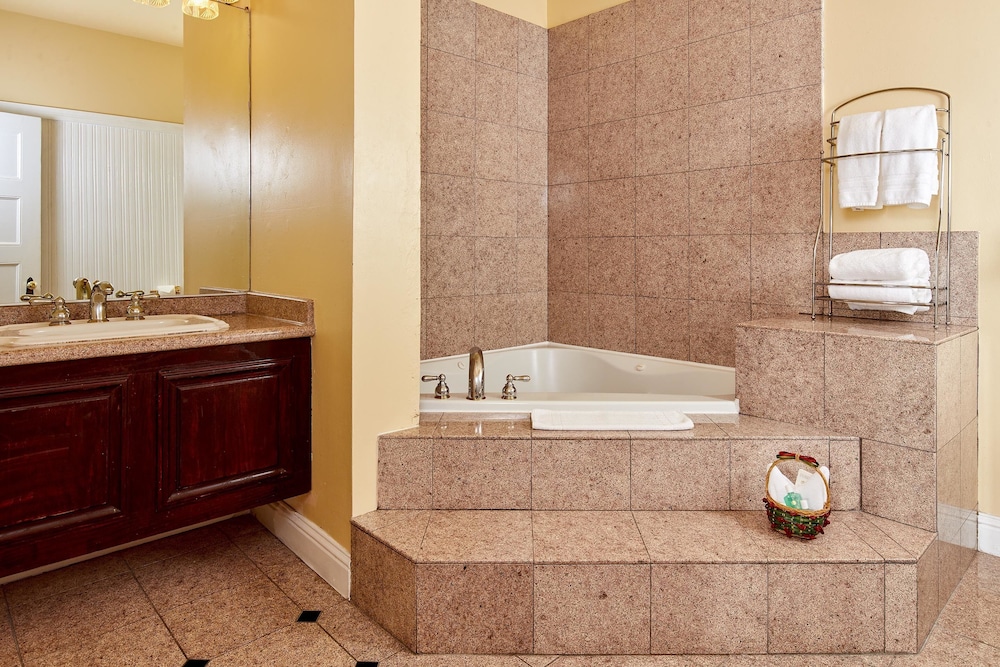 King Jacuzzi Suite - Photo 5