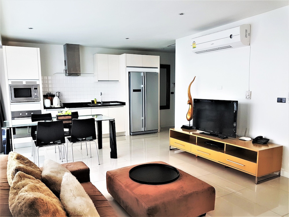 Exclusive Condo, 2 Bedrooms, Pool Access, Pool View photo 2
