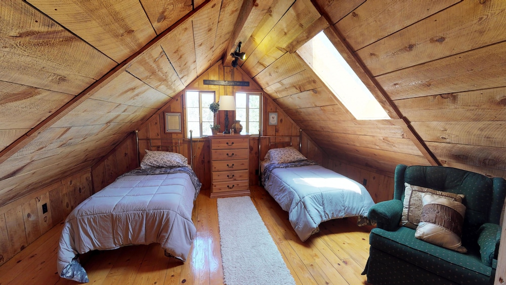 Cabin (Authentic Western Log Cabin with Full) photo 3