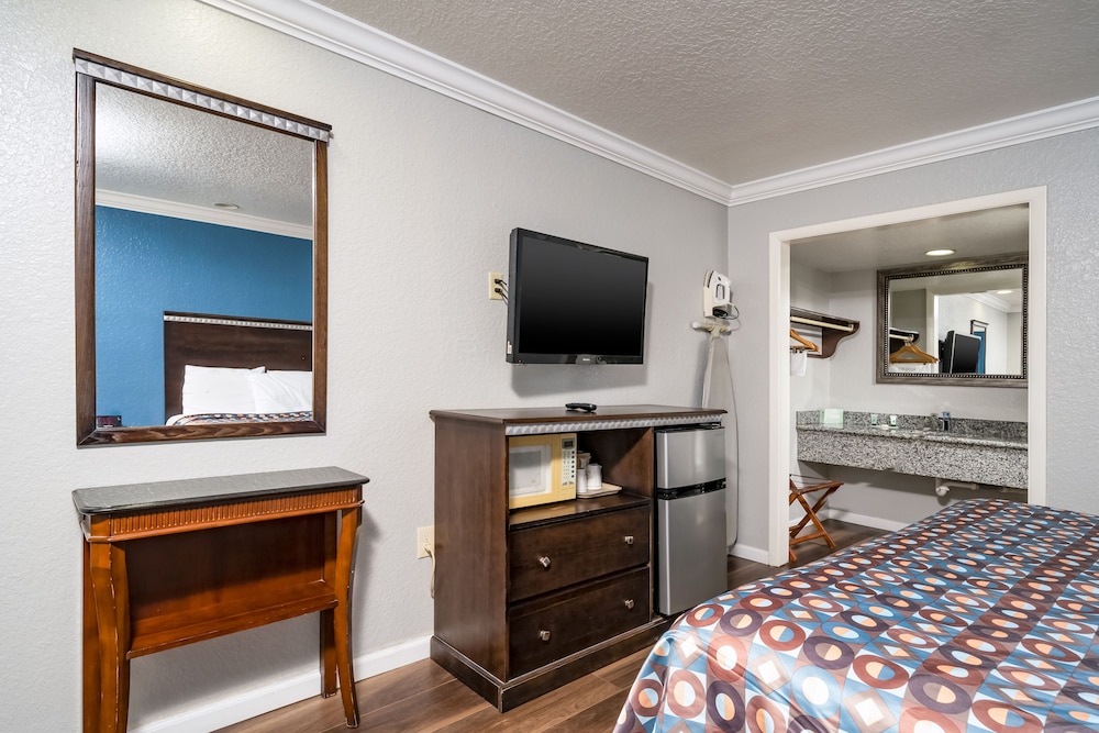Room, 1 King Bed, Smoking - Photo 2