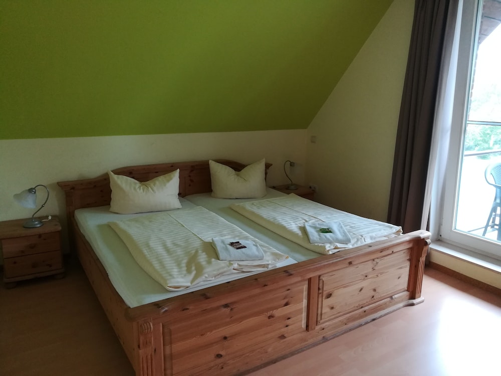Room, 2 Bedrooms, Balcony, Garden Area