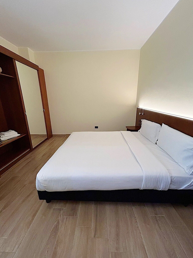 Standard Double or Twin Room - Photo 3