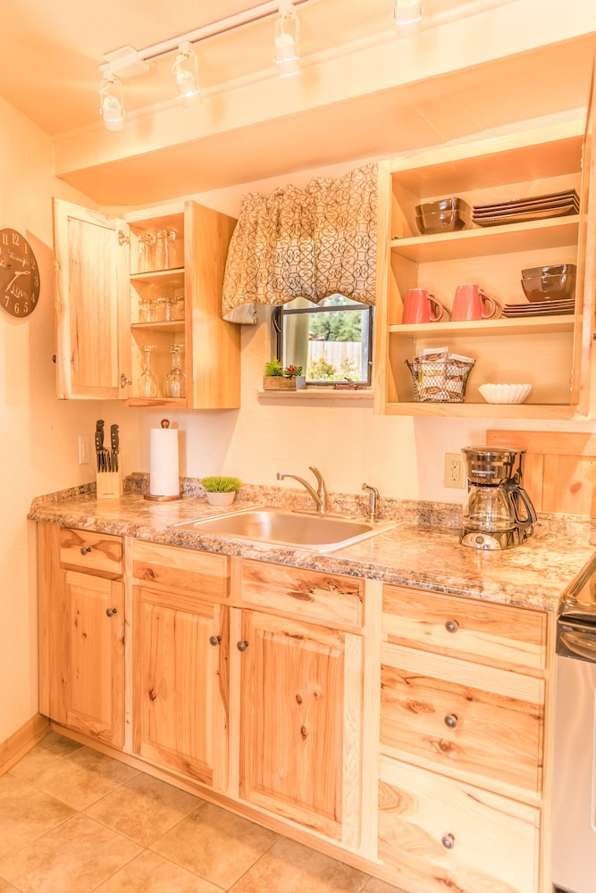 King Suite with Kitchen - Photo 4