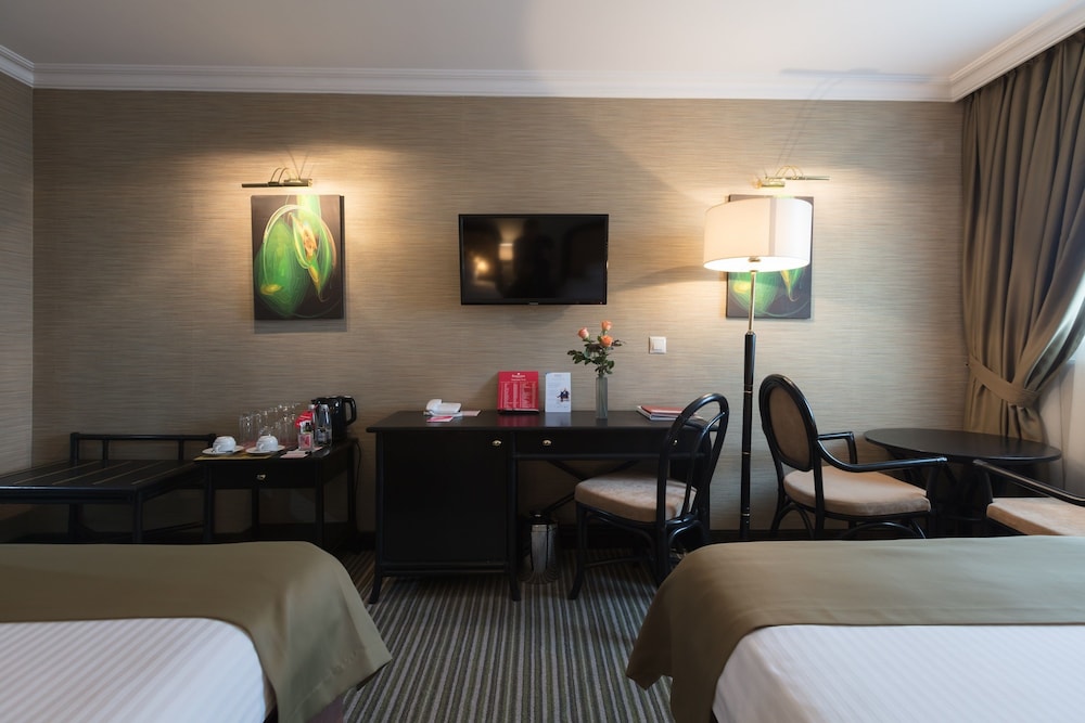 Business Room, 2 Twin Beds, Non Smoking (Newly Refurnished) - Photo 4