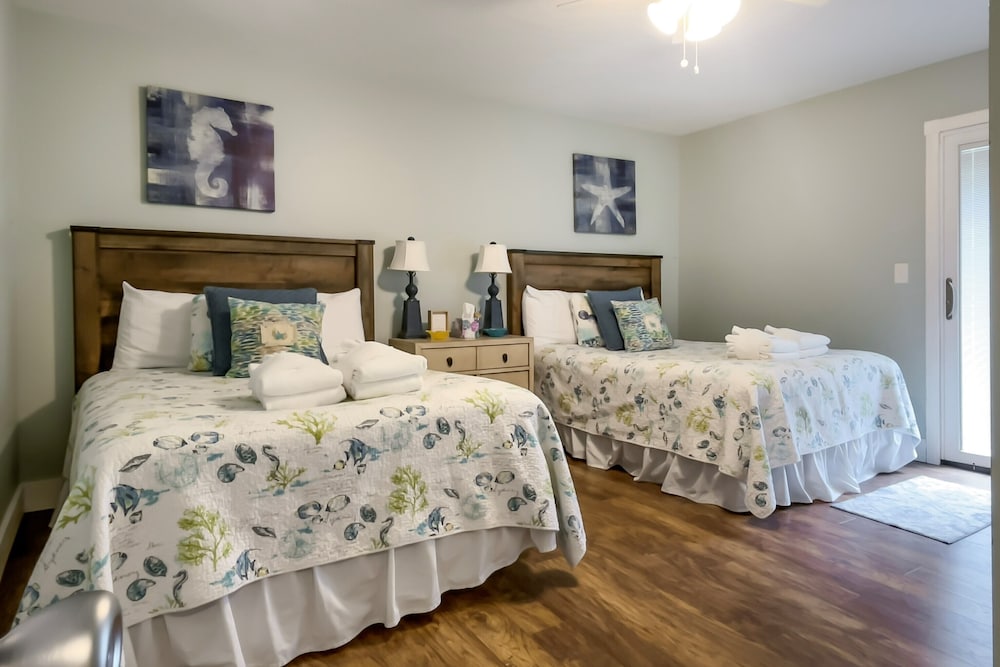 House, Multiple Beds, Pool Access, Pool View (1 Harleston Green)