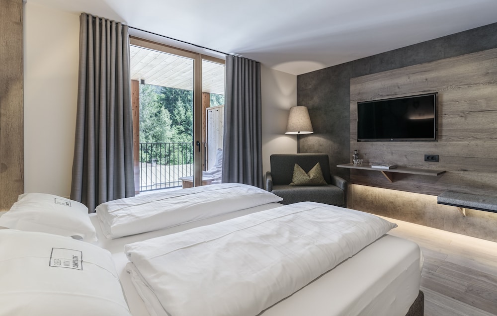 Deluxe Suite, 1 King Bed photo 3