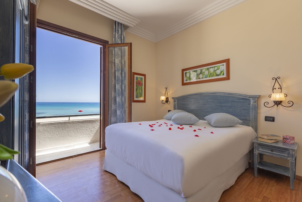 Superior Double Room, Beach View - Photo 4