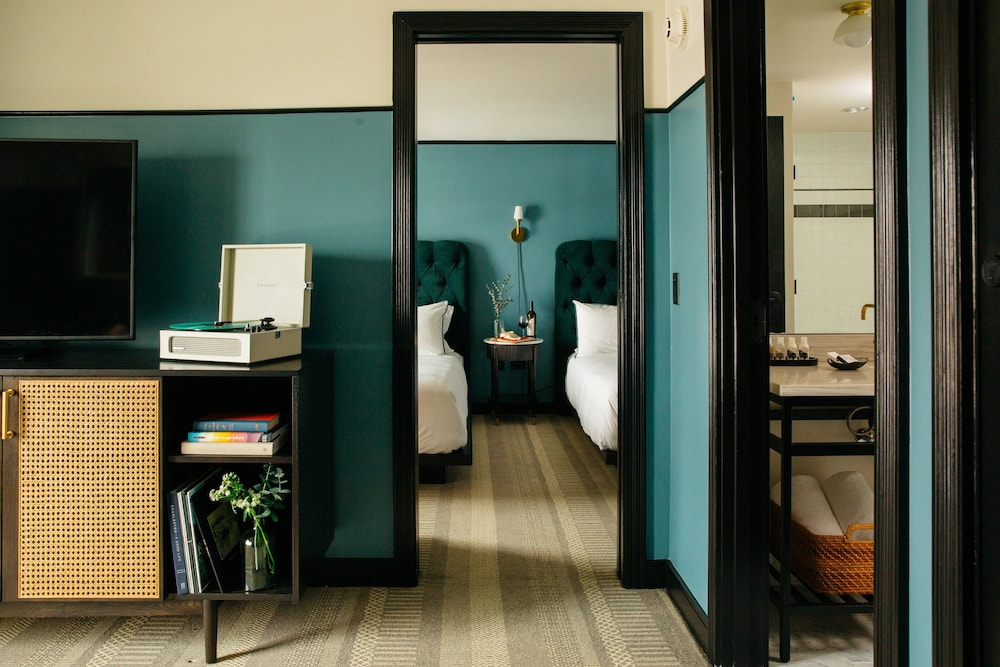 Suite, Multiple Beds (Socialite, Two King) - Photo 6