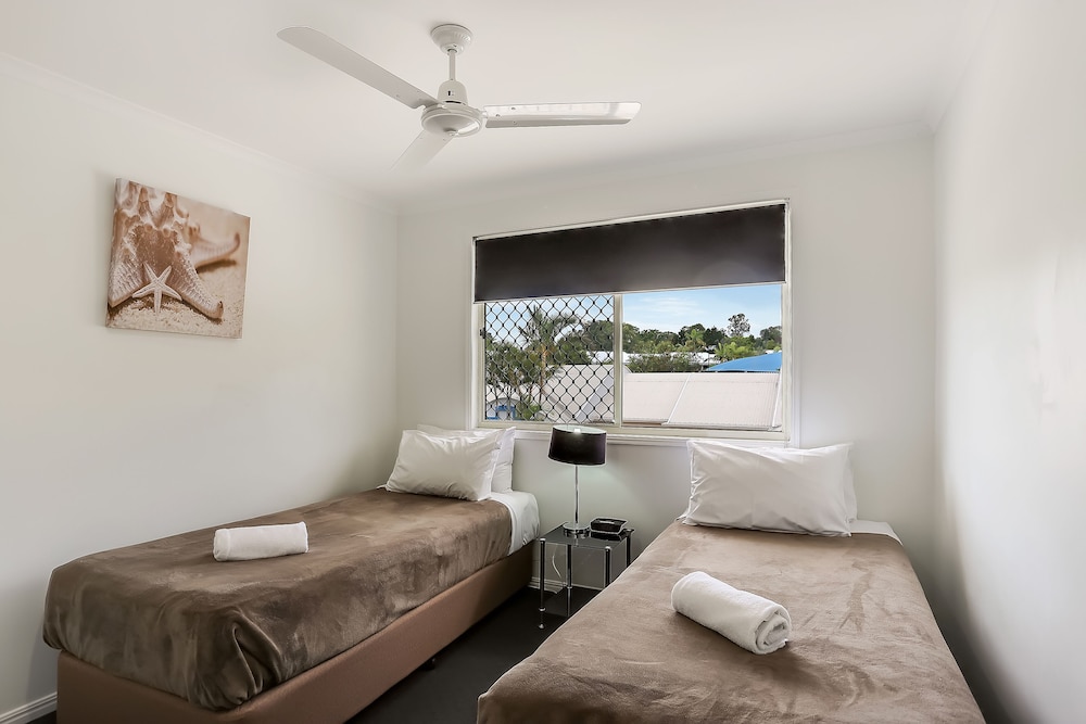Three Bedroom Townhouse - Photo 6