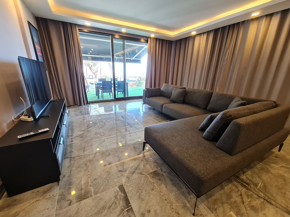 Luxury Villa photo 3