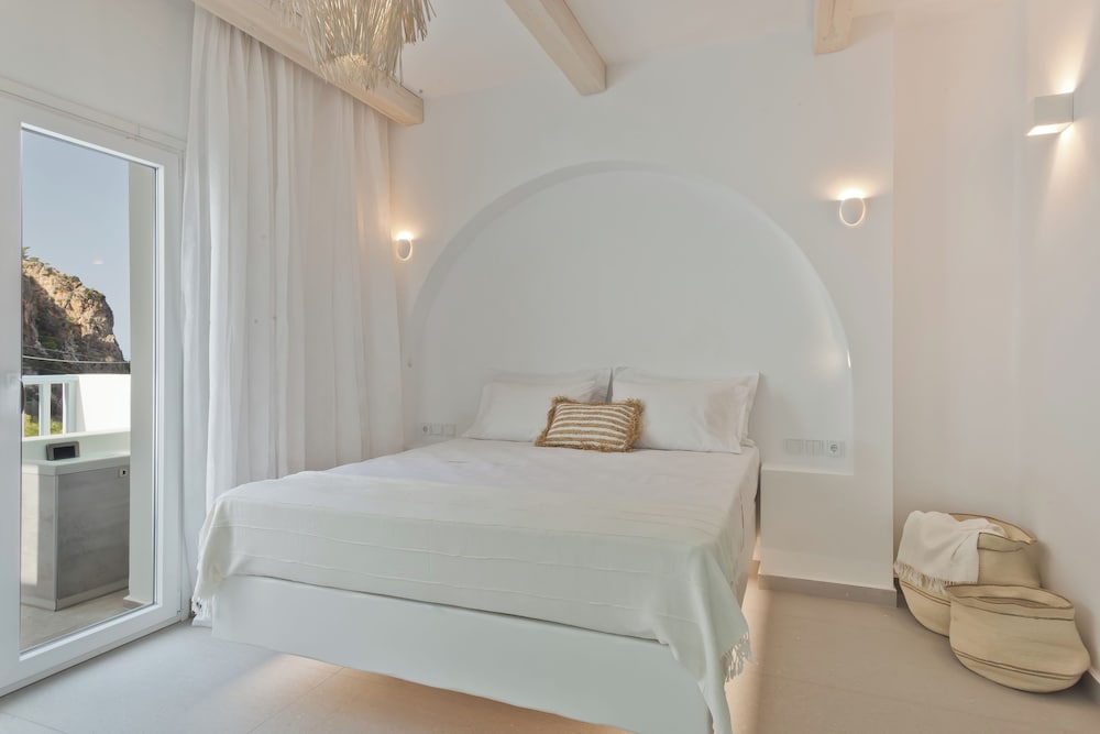 Deluxe Suite with Sea View and Outdoor Jacuzzi photo 1