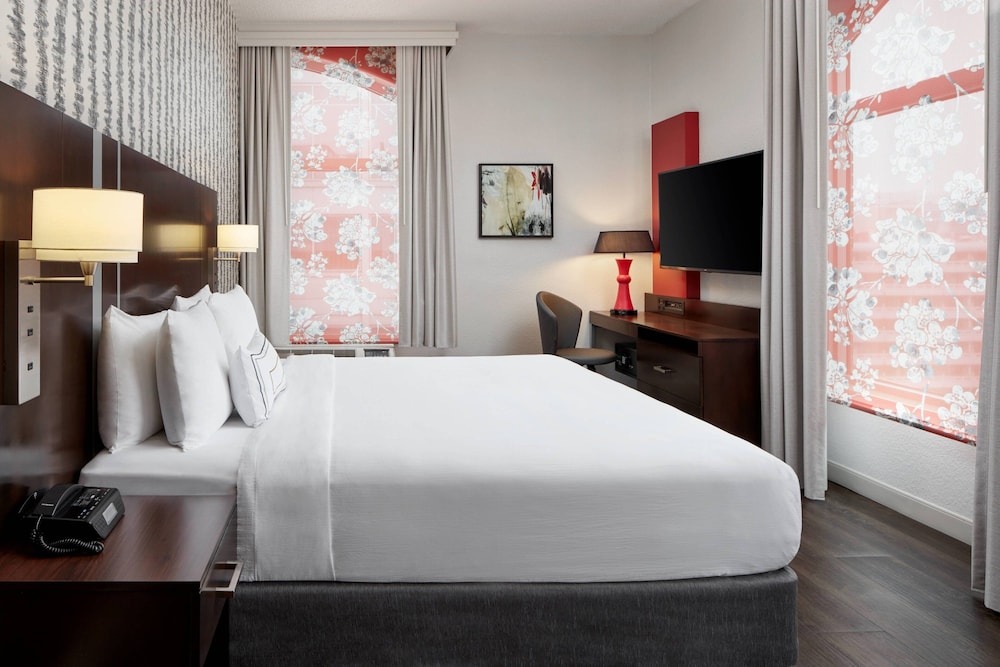 Room, 1 King Bed (Mobility/Hearing Access, Roll-In Shwr) - Photo 2