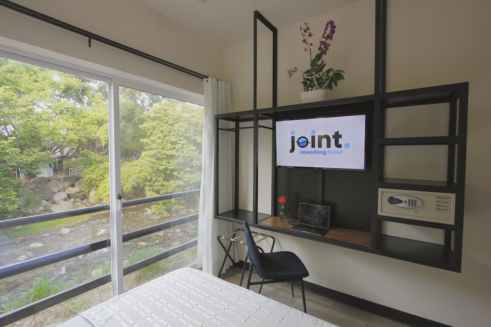Deluxe Room - Photo 6