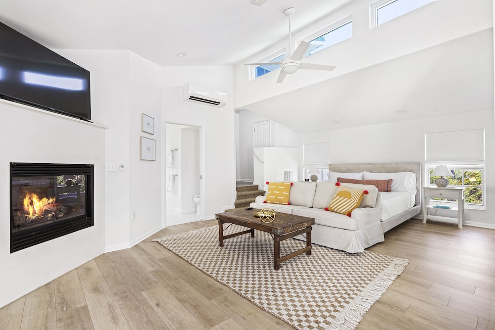 Luxury Penthouse, 1 King Bed, Balcony, Ocean View (Non-Pet Room) photo 2