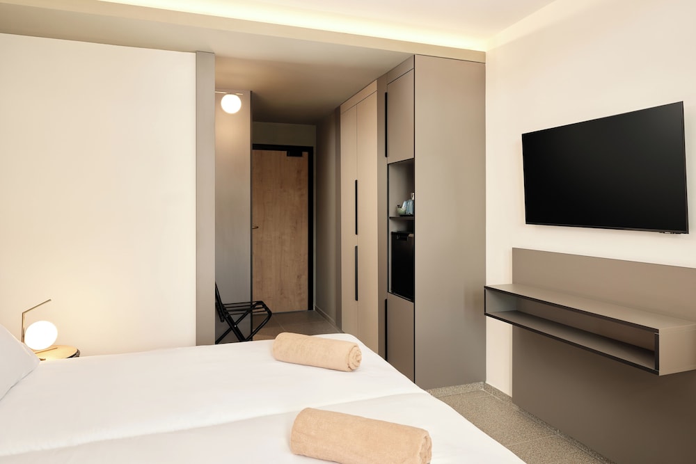 Standard Triple Room, Balcony - Photo 2