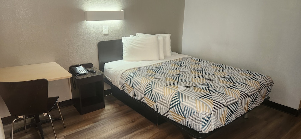 Deluxe Room, 1 Queen Bed, Smoking, Refrigerator & Microwave - Photo 2