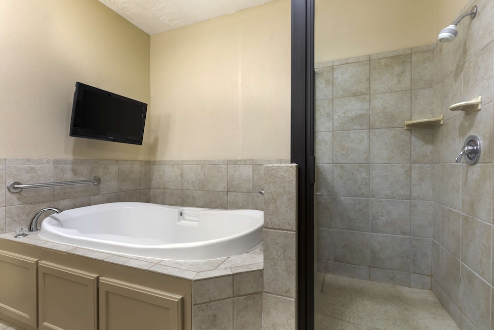 Standard Room, 1 King Bed, Non Smoking, Jetted Tub photo 3