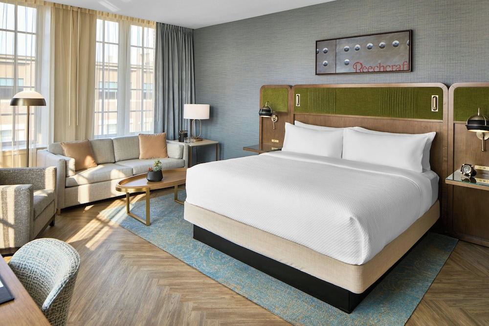 Suite, 1 King Bed, City View photo 1