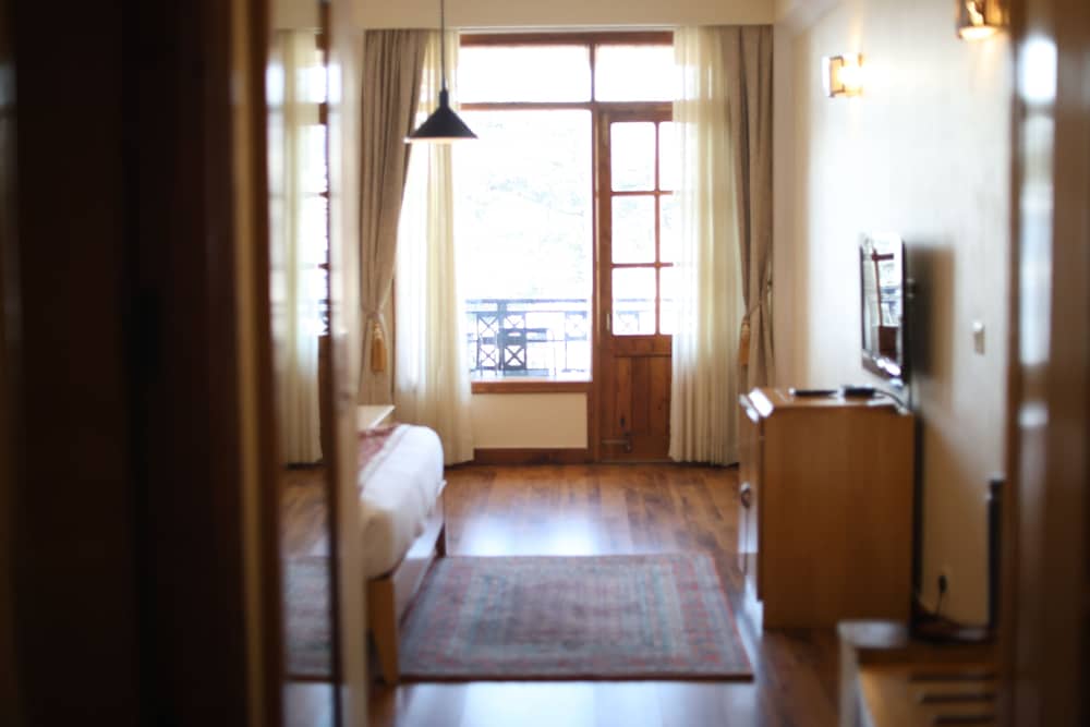 Super Deluxe Room with Small Balcony and Bathtub - Photo 8