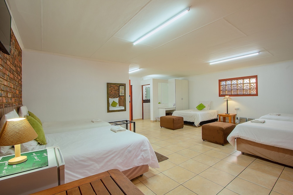 Family Room, Multiple Beds, Garden View photo 2
