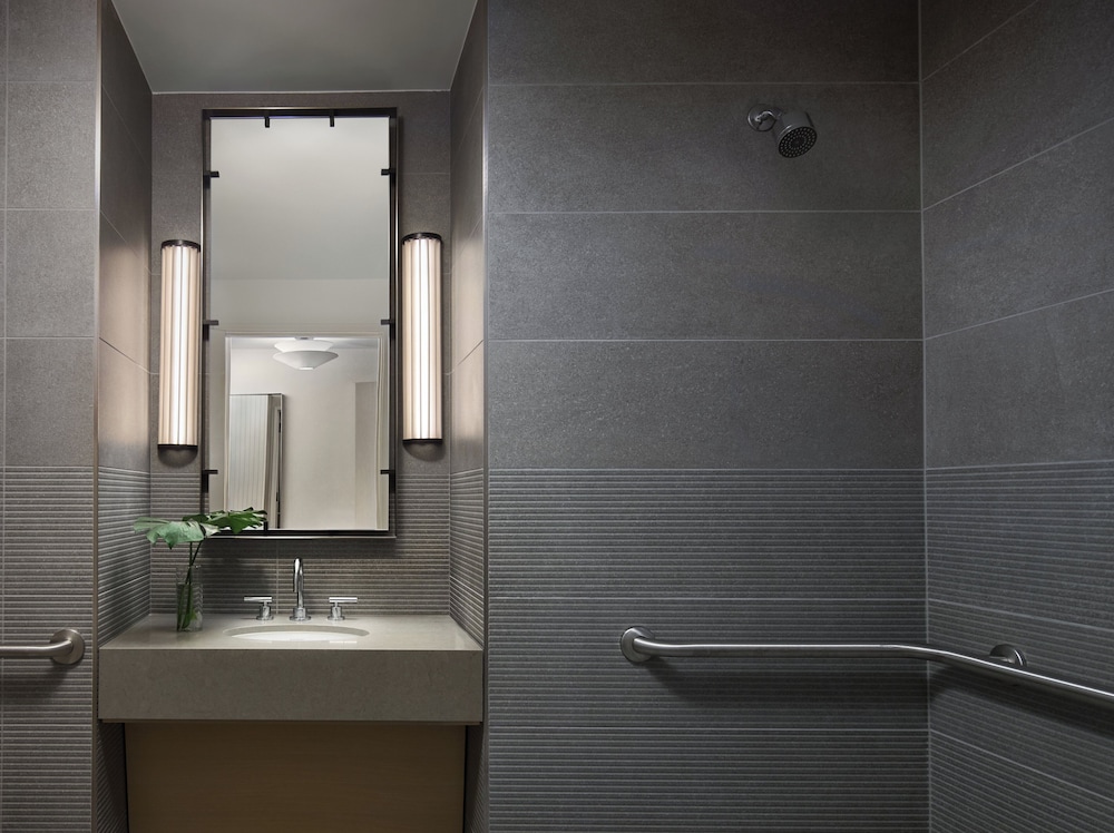 Suite, 1 Bedroom, Roll-in Shower (Mobility Accessible)