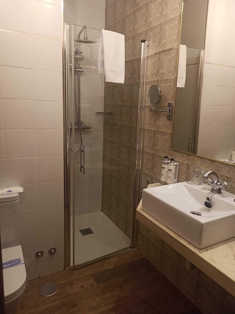 Double Room - Photo 5