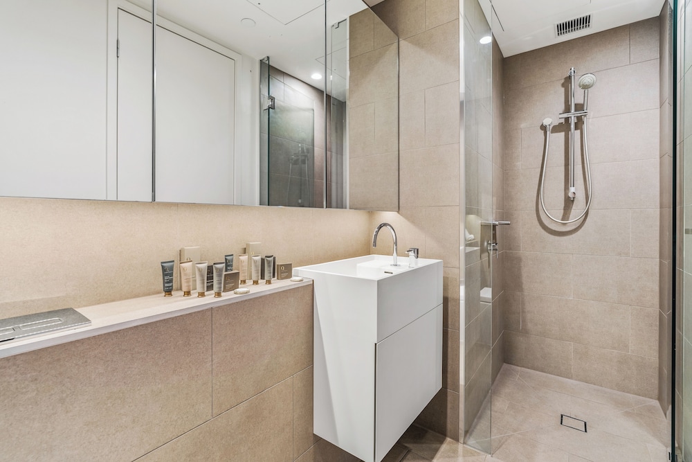 Two Bedroom One Bathroom Sky High Apartment - Photo 2