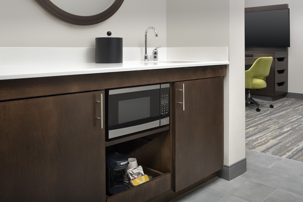 Studio, 1 King Bed, Non Smoking, Refrigerator & Microwave (Wet bar) photo 3