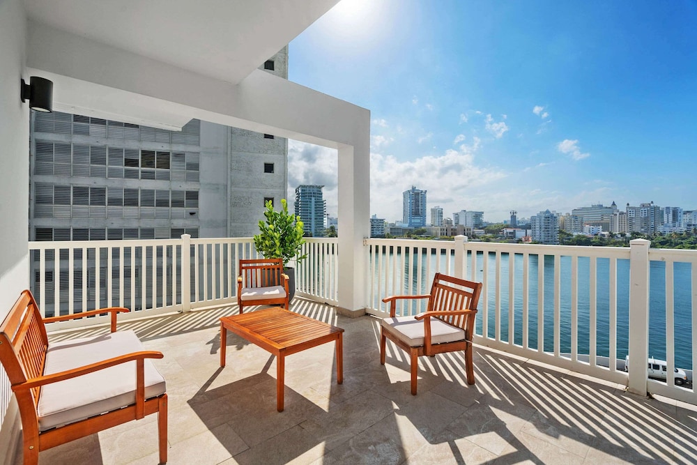 Suite, Multiple Beds, Non Smoking, Balcony (King)