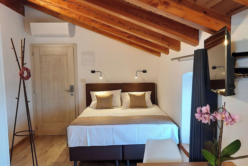 Family Studio, Mountainside (Štanjel Retreat Suite 2.3)