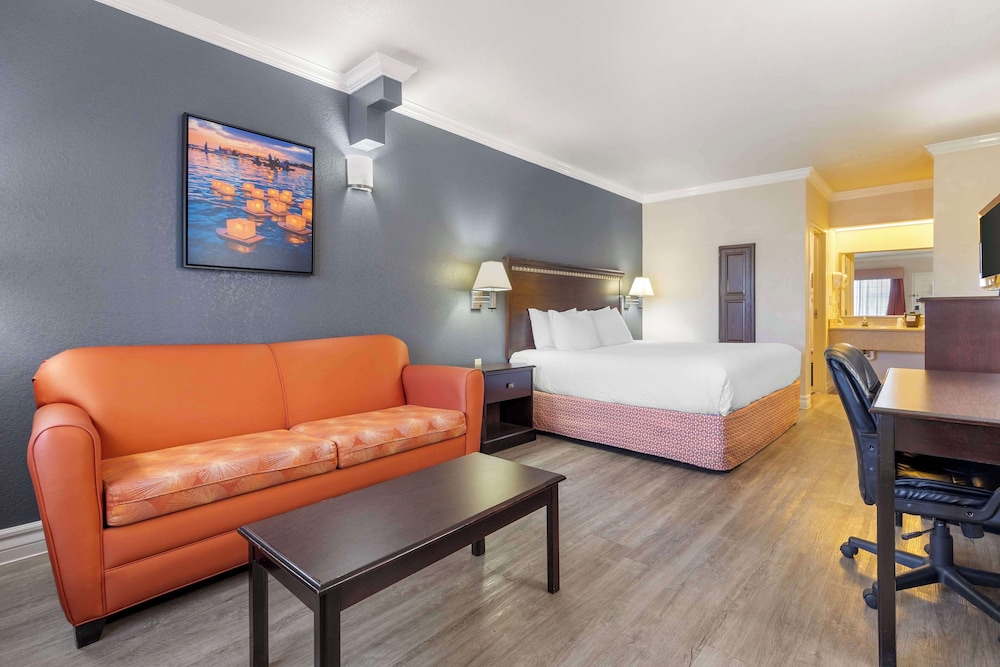 Executive Room, 1 King Bed, Non Smoking, Refrigerator & Microwave - Photo 1