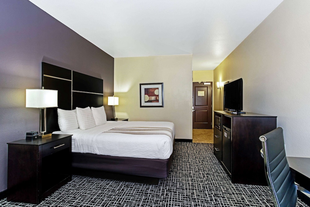 Room, 1 King Bed, Non Smoking - Photo 4