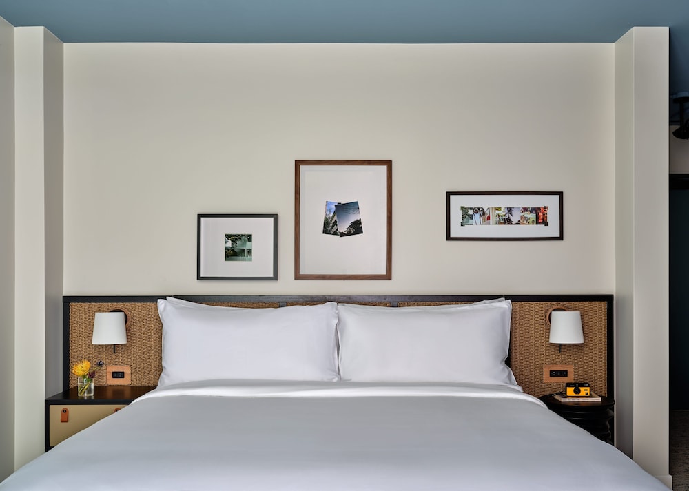 Deluxe Room, 1 King Bed (ADA w/ Transfer Shower) - Photo 3