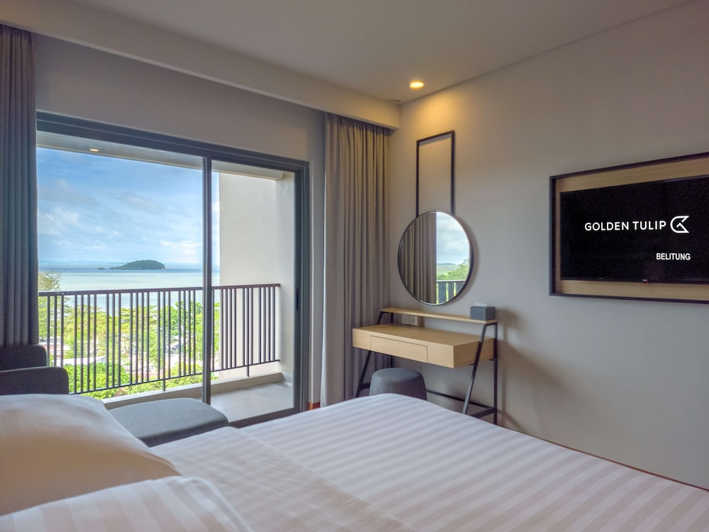 Deluxe Room, 1 Queen Bed, Balcony photo 3